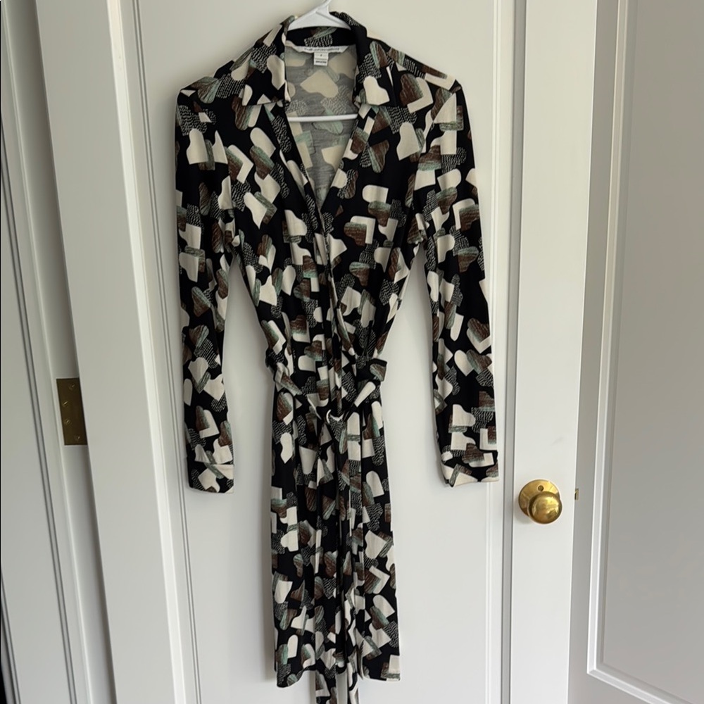 DVF Diane von furstenberg Classic Black and White Patterned wrap dress.